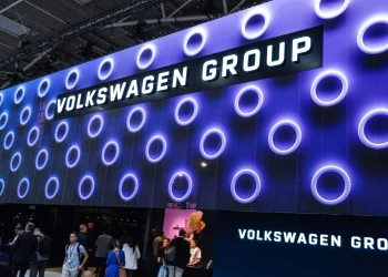 Volkswagen evită un conflict intern major prin acordul care permite încă 50.000 de concedieri și reducerea la jumătate a gamei de modele